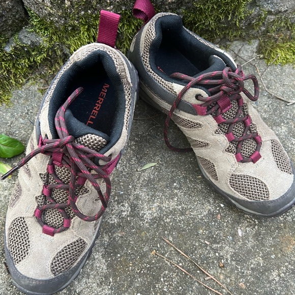 Women’s Merrill Hiking Shoes - Picture 2 of 7